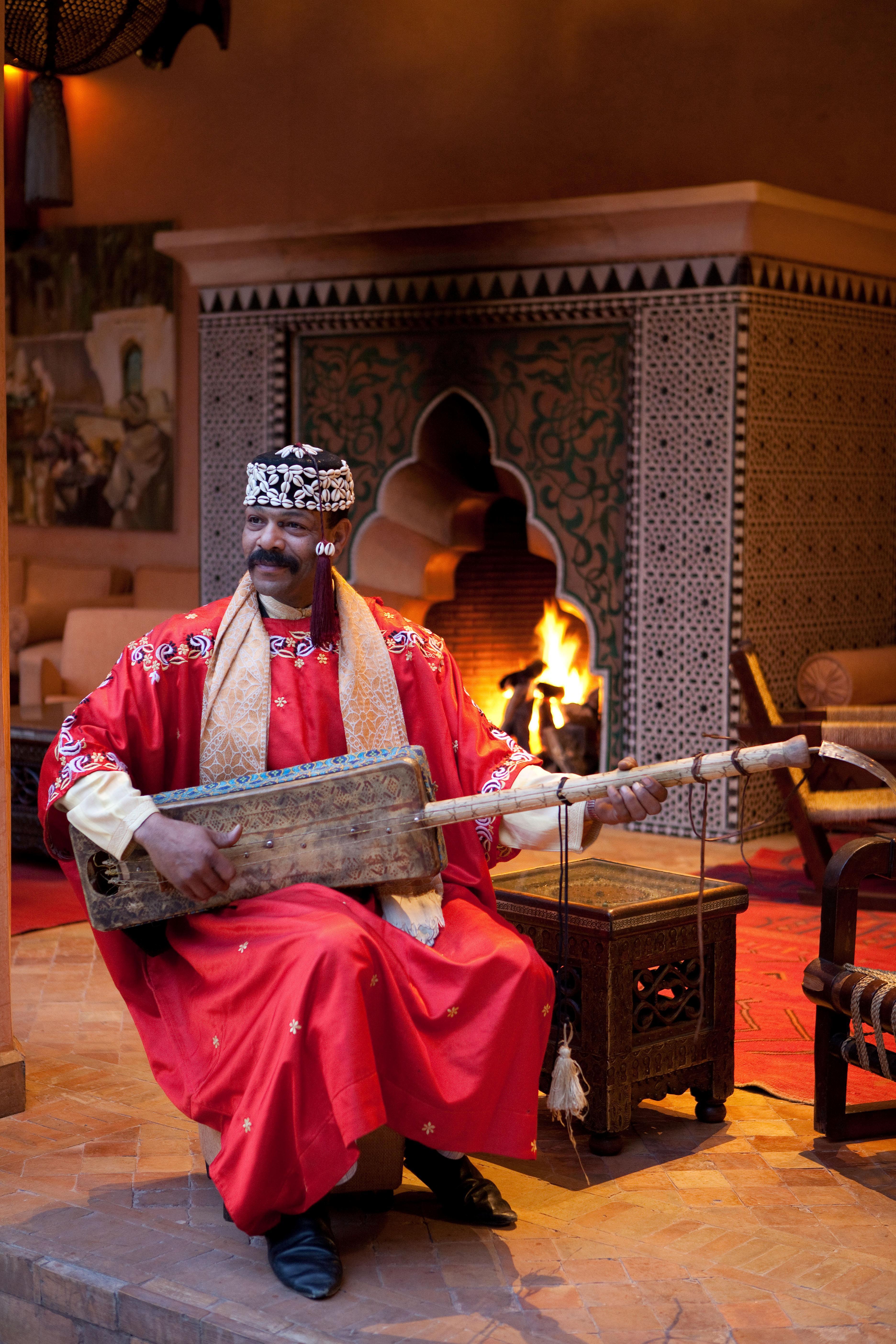 เล ฌาร์แด็ง เดอ ลา กูตูเบีย Hotel มาร์ราเกช ภายนอก รูปภาพ Gnaou musician playing the guembri
