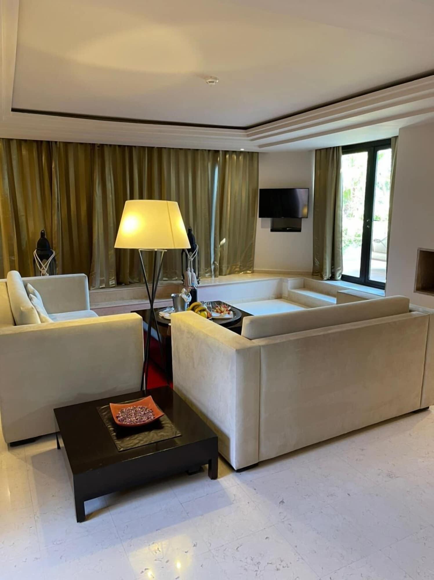 เล ฌาร์แด็ง เดอ ลา กูตูเบีย Hotel มาร์ราเกช ภายนอก รูปภาพ A living room at the Taj Bengal