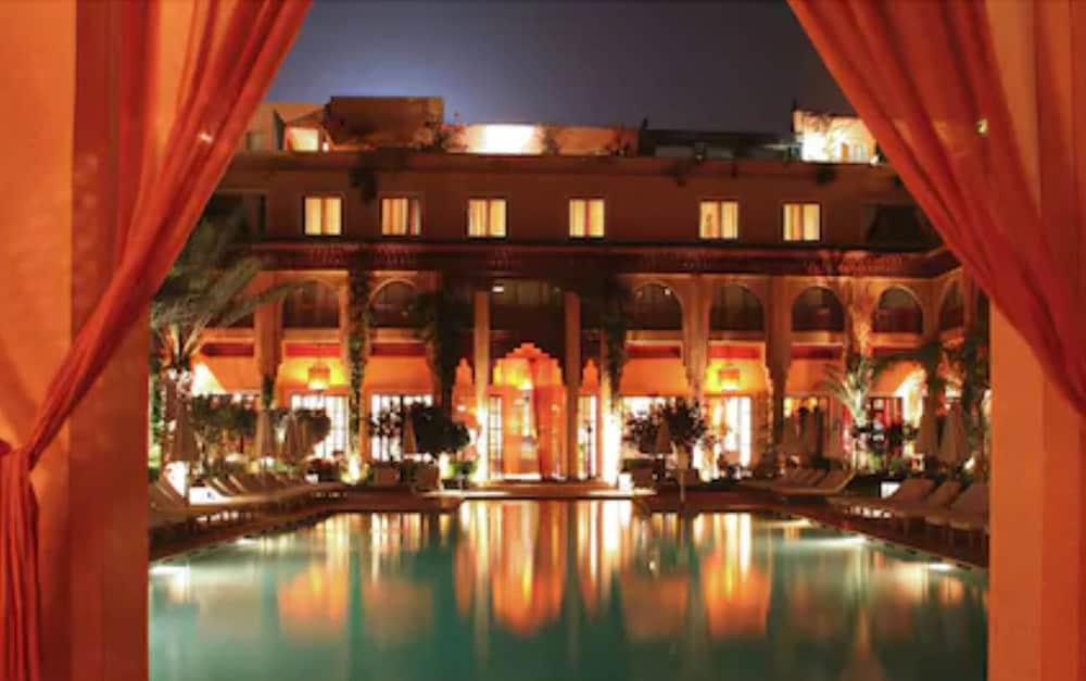 เล ฌาร์แด็ง เดอ ลา กูตูเบีย Hotel มาร์ราเกช ภายนอก รูปภาพ The pool at the hotel