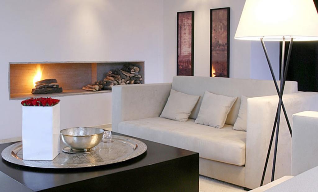 เล ฌาร์แด็ง เดอ ลา กูตูเบีย Hotel มาร์ราเกช ภายนอก รูปภาพ A living room with a fireplace